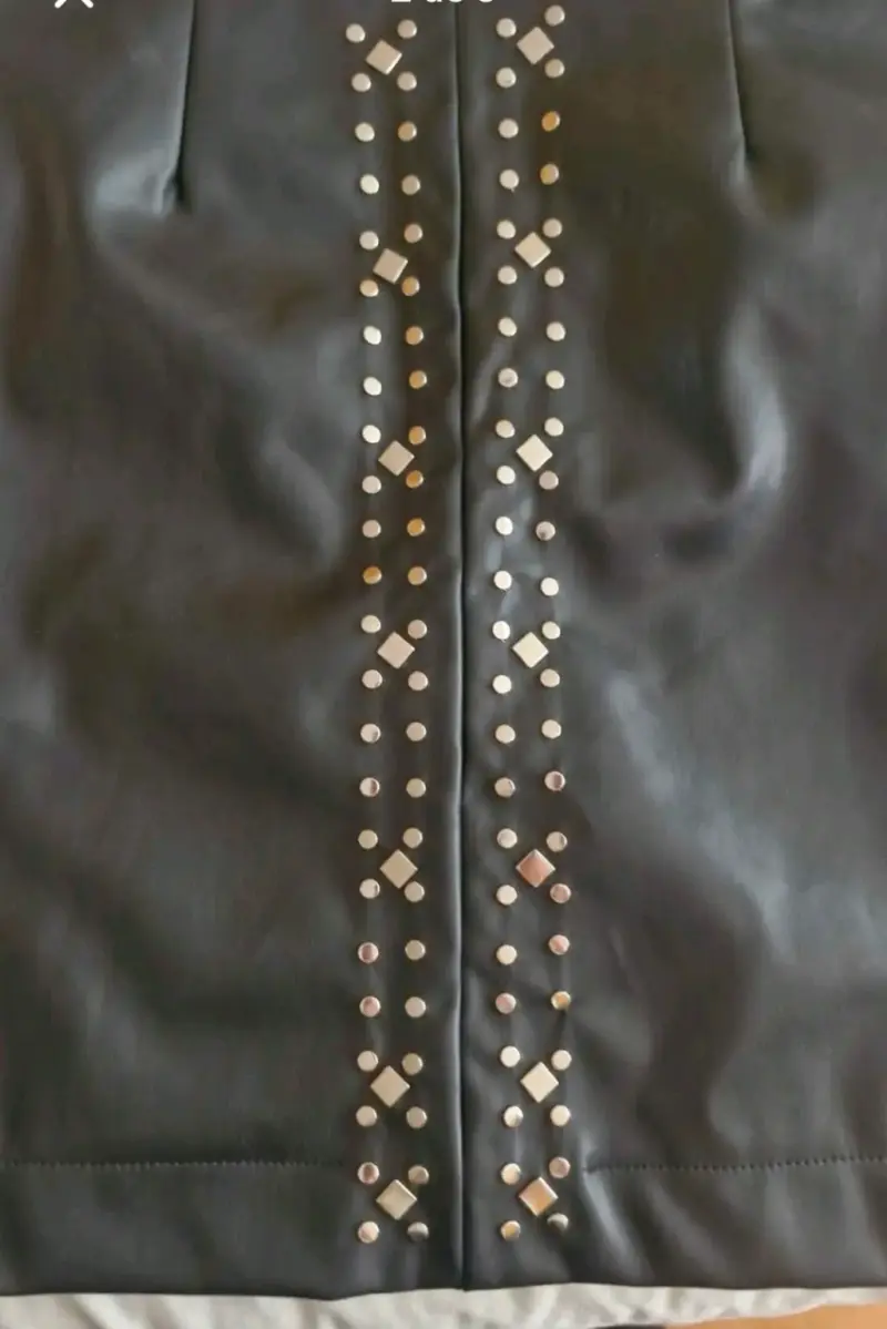 Falda negra con tachas decorativas - 2