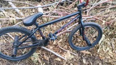 Bicicleta BMX negra con manubrio rojo - miniatura 2