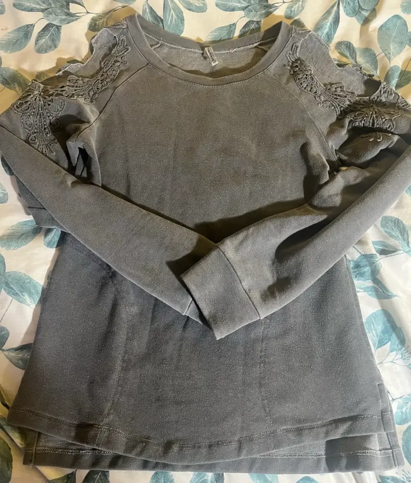 Polera gris con encaje en hombros marca Efesis - 1