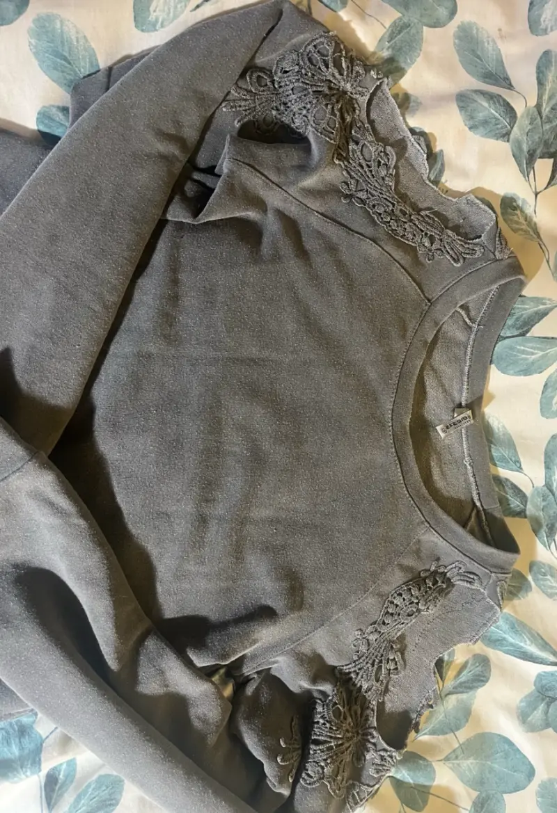 Polera gris con encaje en hombros marca Efesis - 2
