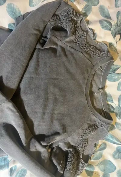 Polera gris con encaje en hombros marca Efesis - miniatura 2