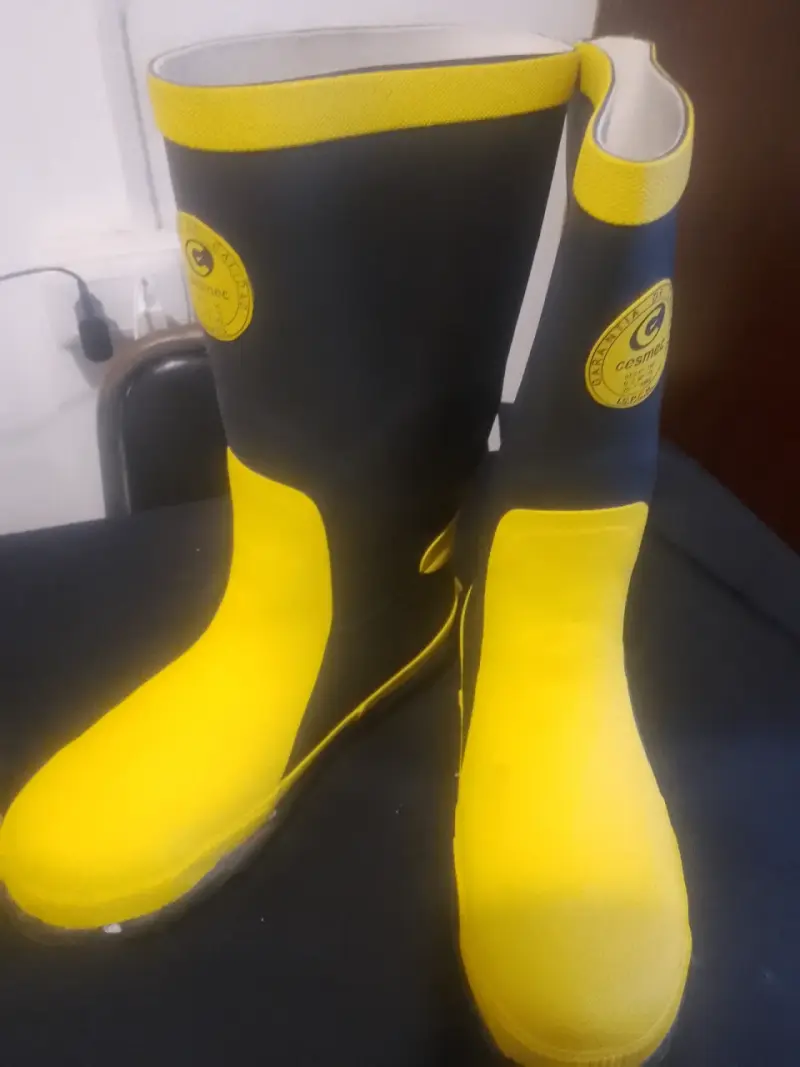 Botas impermeables amarillas y negras Cesmec - 1