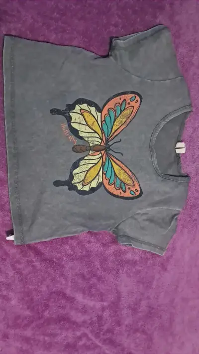 Polera gris con diseño de mariposa - miniatura 1