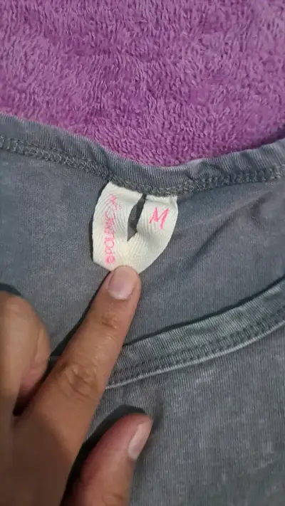 Polera gris con diseño de mariposa - miniatura 2