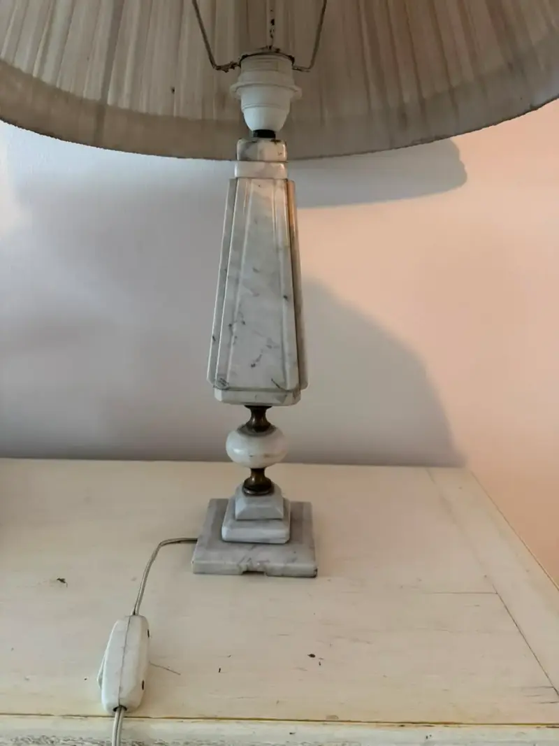 Lámpara de mesa con base de mármol y bronc - 2