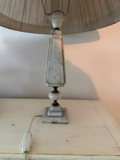 Lámpara de mesa con base de mármol y bronc - miniatura 2