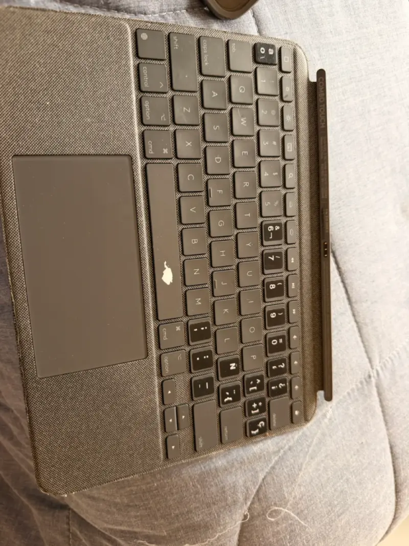Teclado Logitech Combo Touch para iPad Air - 1