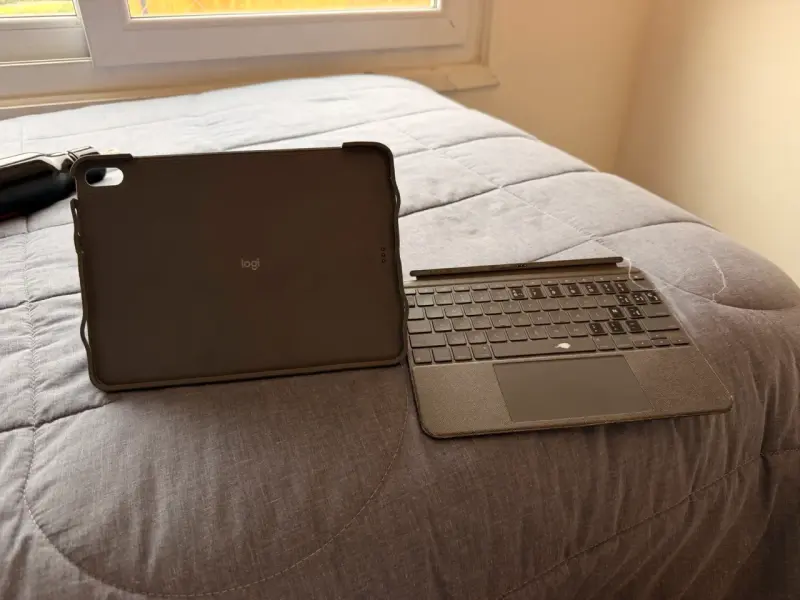 Teclado Logitech Combo Touch para iPad Air - 3