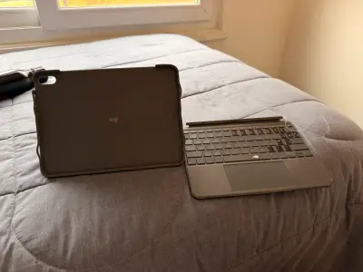 Teclado Logitech Combo Touch para iPad Air - miniatura 3