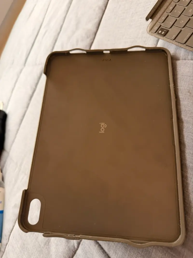 Teclado Logitech Combo Touch para iPad Air - 4