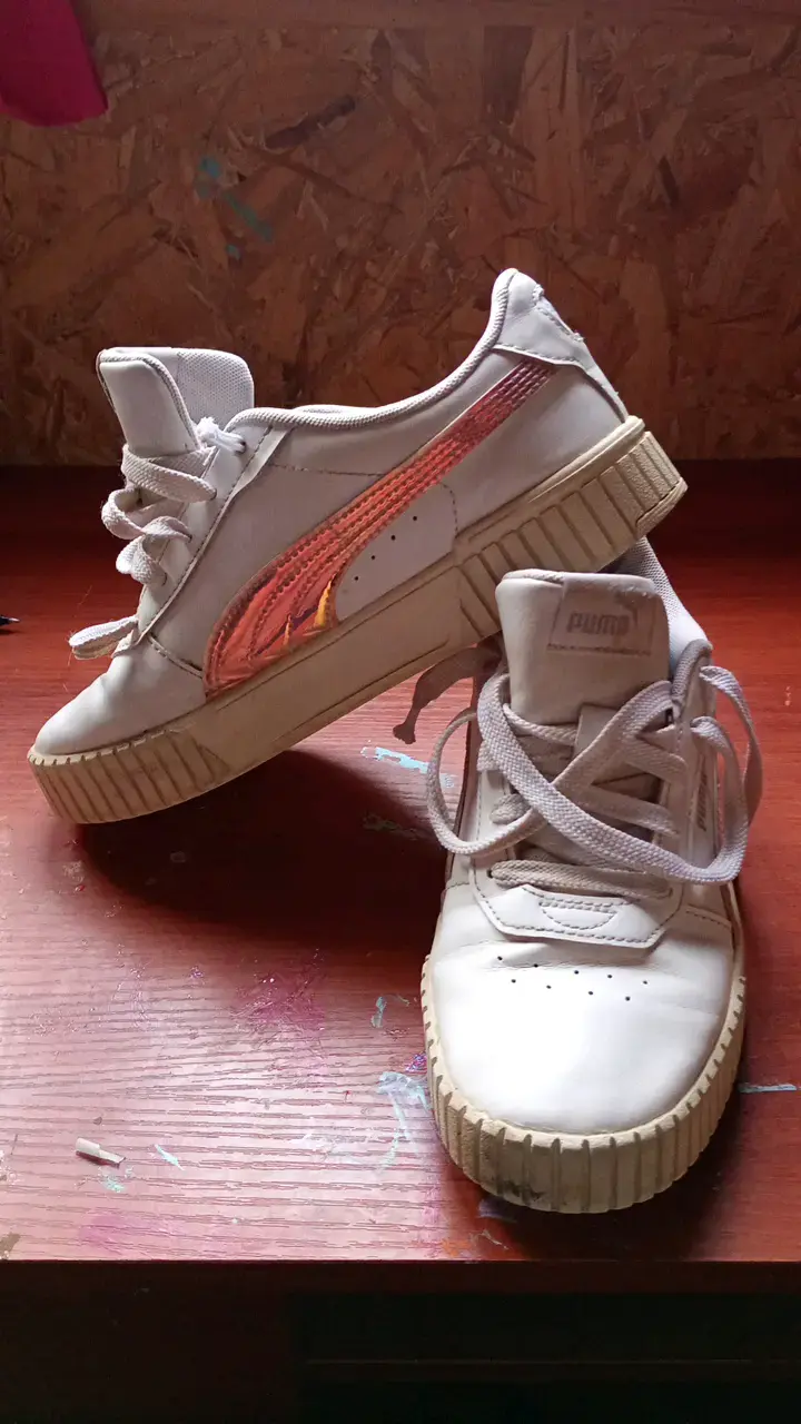 Zapatillas Puma blancas con detalles dorados - 1
