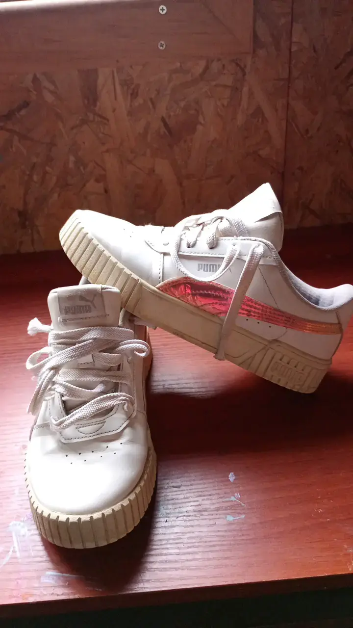 Zapatillas Puma blancas con detalles dorados - 2