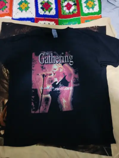 Polera negra The Gathering en buen estado - miniatura 1