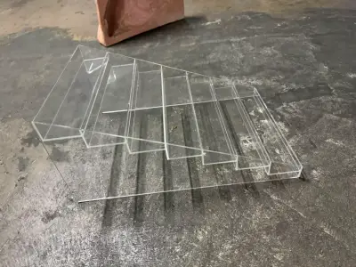 Exhibidor de acrílico transparente escalonado - miniatura 1