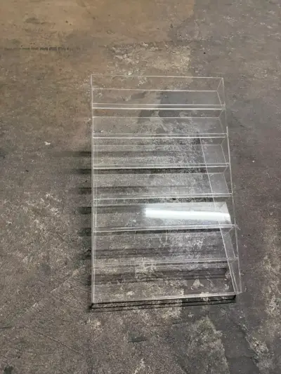 Exhibidor de acrílico transparente escalonado - miniatura 2