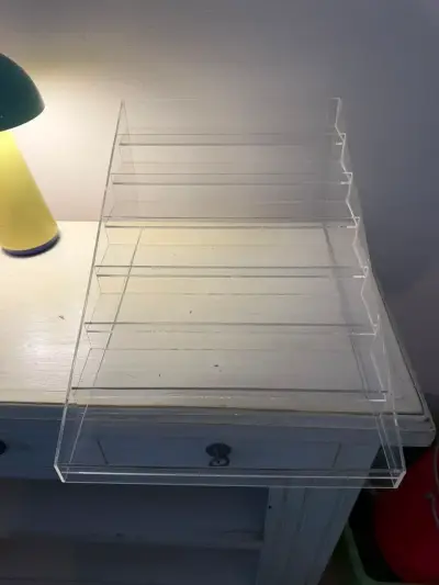 Exhibidor de acrílico transparente escalonado - miniatura 3