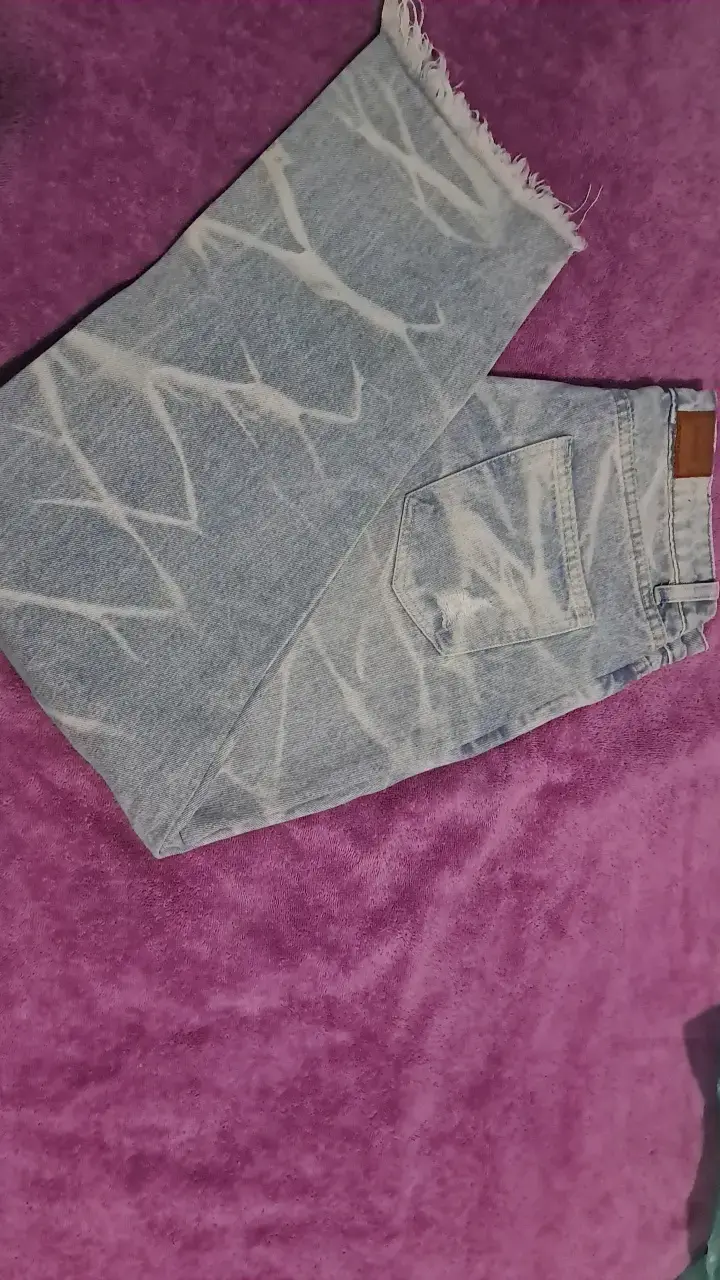 Jeans de mezclilla con diseño único - 1