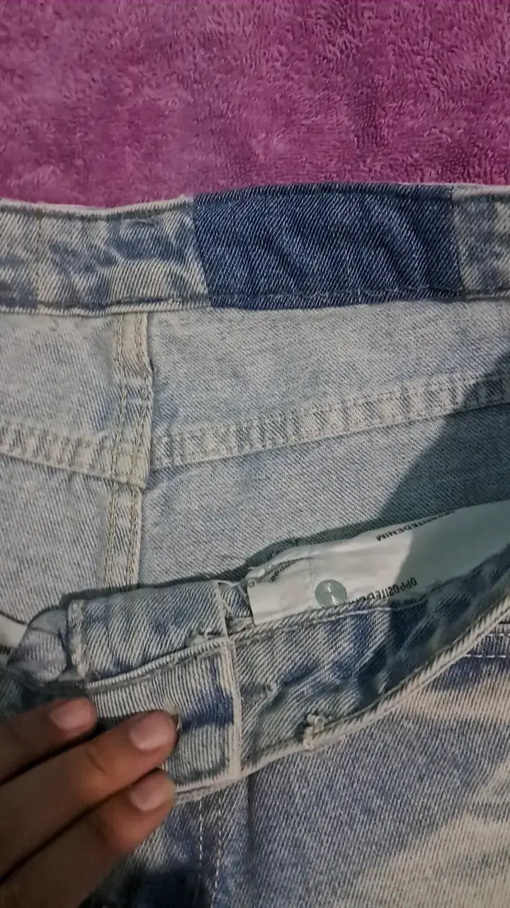 Jeans de mezclilla con diseño único - 3