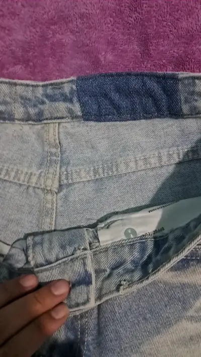 Jeans de mezclilla con diseño único - miniatura 3