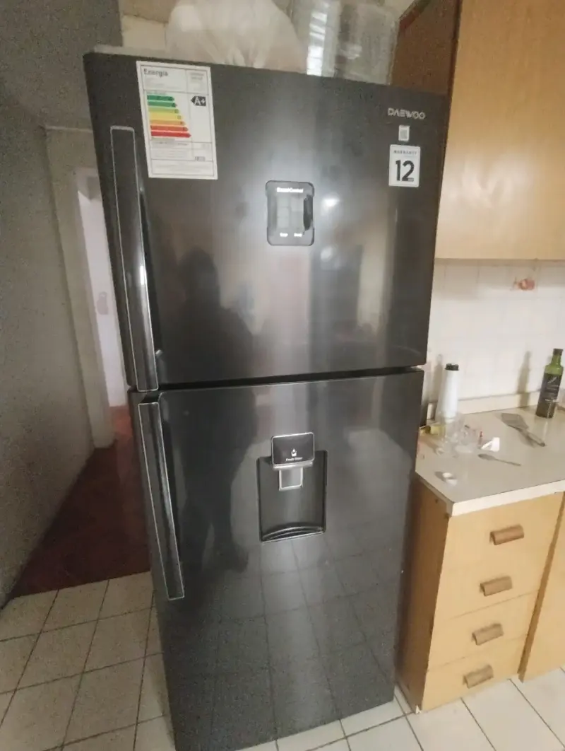 Refrigerador Daewoo negro con dispensador de agua - 1
