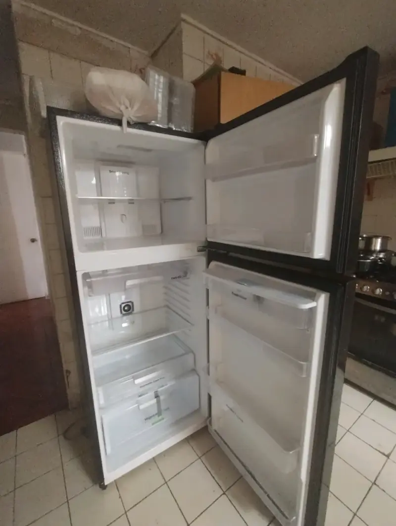 Refrigerador Daewoo negro con dispensador de agua - 2