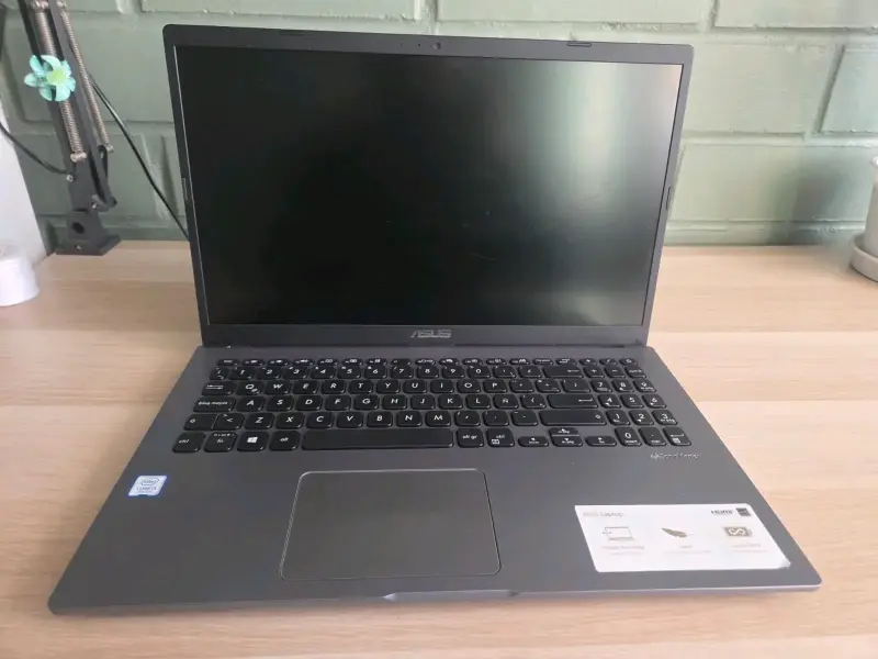 Laptop ASUS con procesador Intel Core i3 - 1