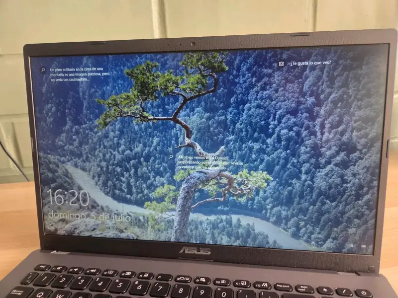 Laptop ASUS con procesador Intel Core i3 - 2