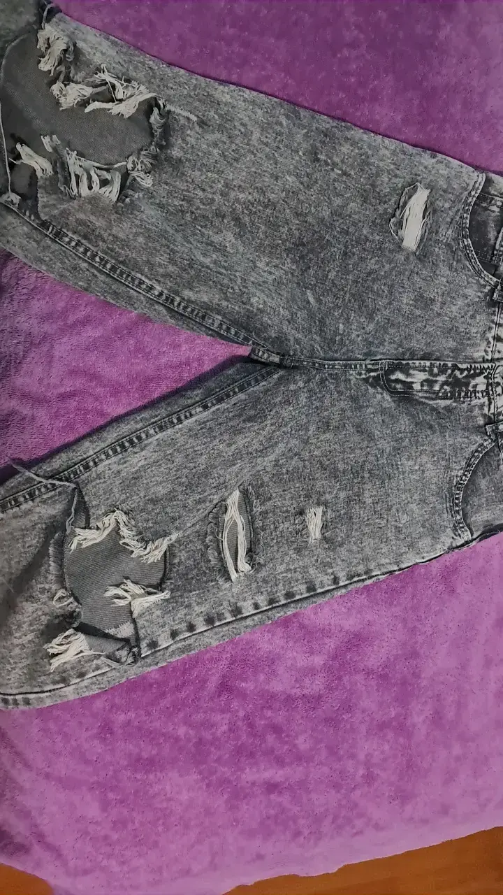 Jeans gris desgastados para mujer - 2