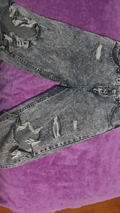 Jeans gris desgastados para mujer - miniatura 2