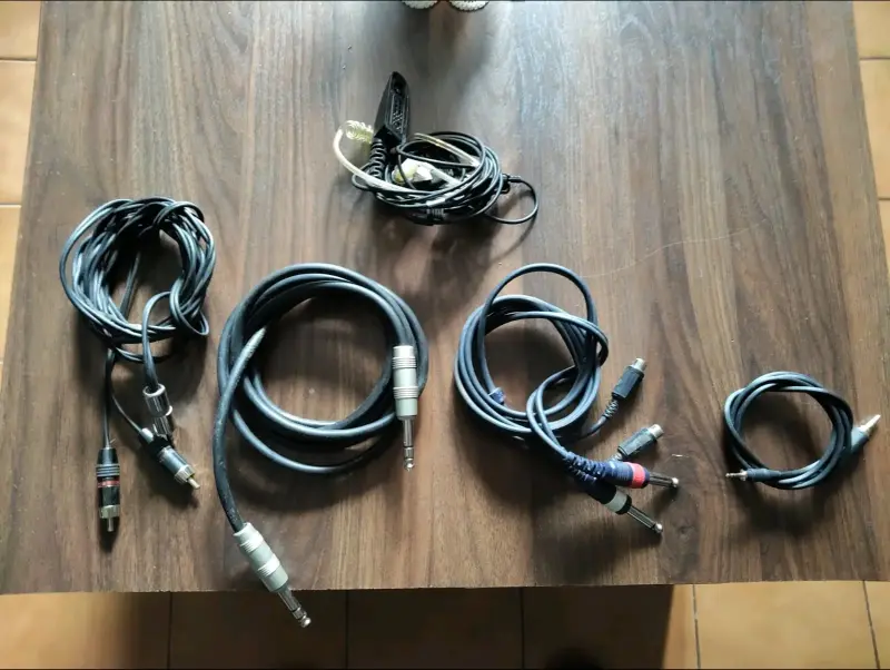 Lote de cables de audio variados y un manos libres