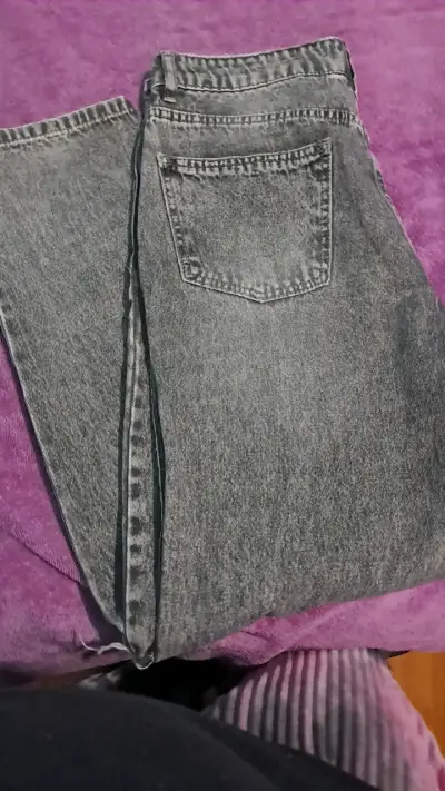 Jeans gris de mezclilla para mujer - miniatura 1