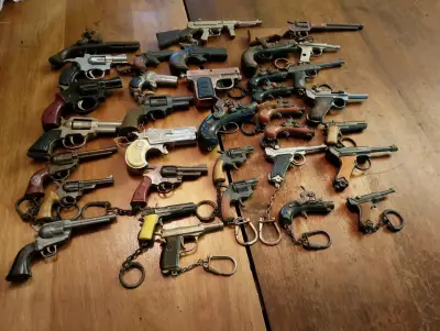 34 pistolas miniatura antiguas - miniatura 5