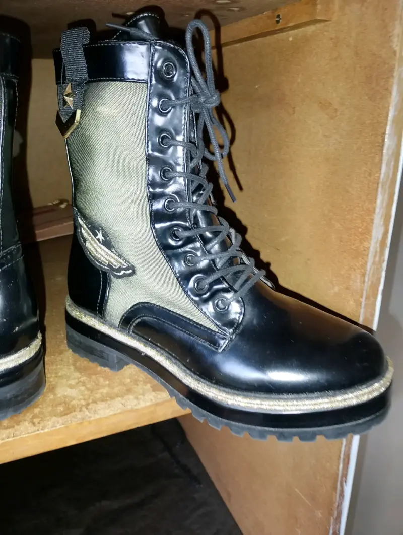 Botas militares negras con detalles dorados - 1