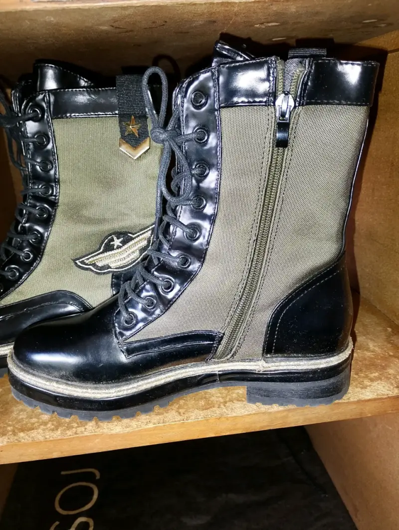 Botas militares negras con detalles dorados - 2