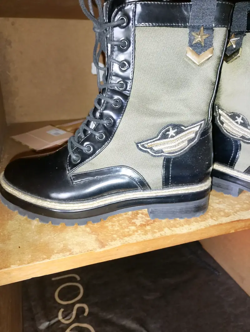 Botas militares negras con detalles dorados - 3