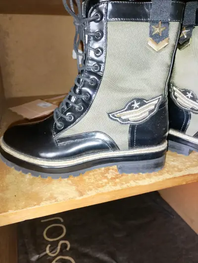 Botas militares negras con detalles dorados - miniatura 3