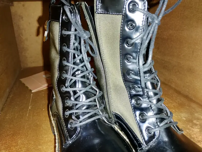 Botas militares negras con detalles dorados - 6