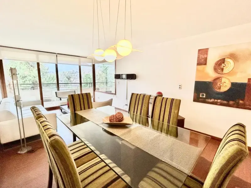 Comedor moderno con mesa de vidrio y sillas - 1