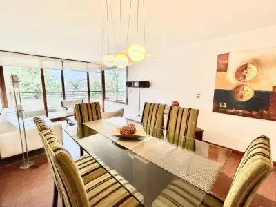 Comedor moderno con mesa de vidrio y sillas - miniatura 1