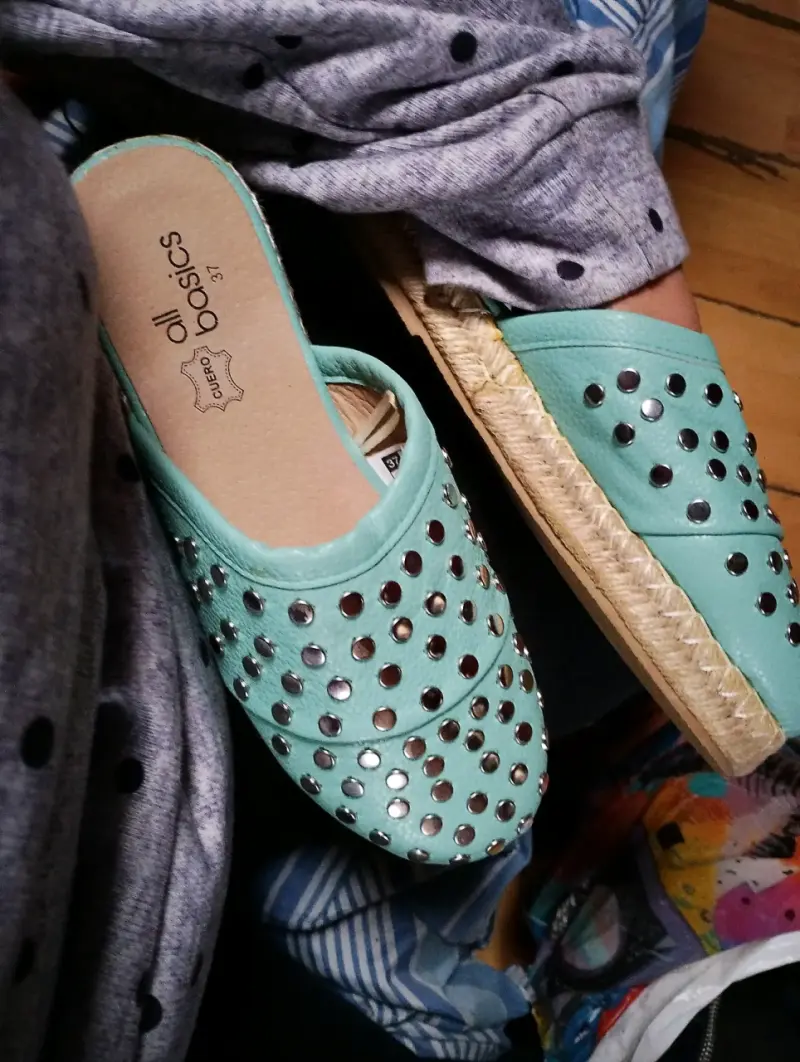 Alpargatas turquesa con tachas metálicas