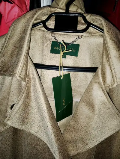 Abrigo beige de mujer con doble botonadura - miniatura 2