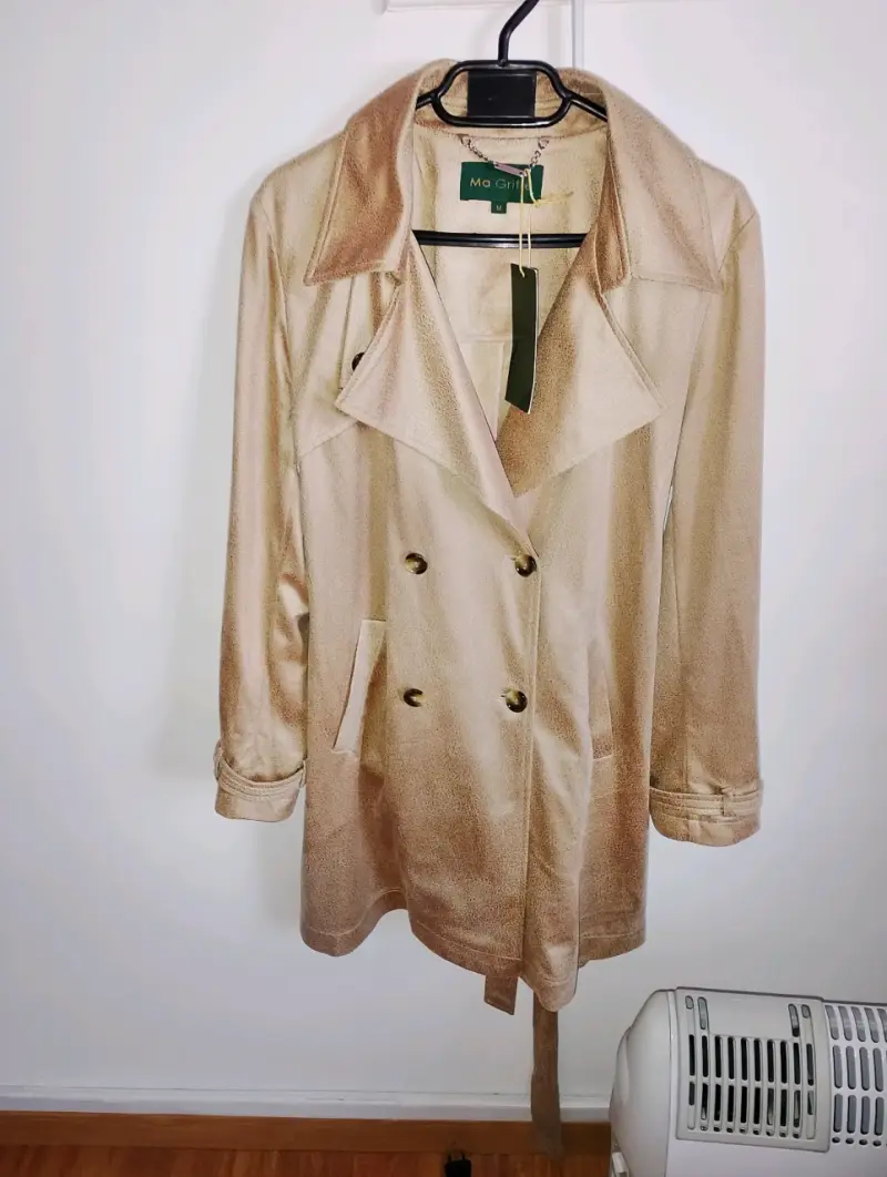 Abrigo beige de mujer con doble botonadura - 3
