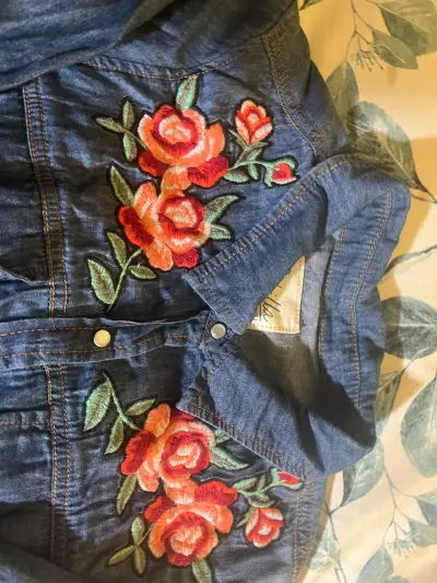 Chaqueta de mezclilla con bordado floral - miniatura 1