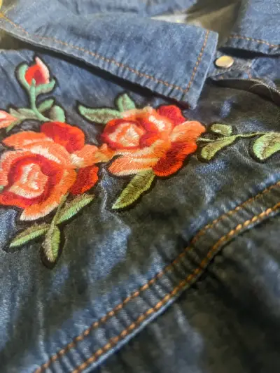 Chaqueta de mezclilla con bordado floral - miniatura 3