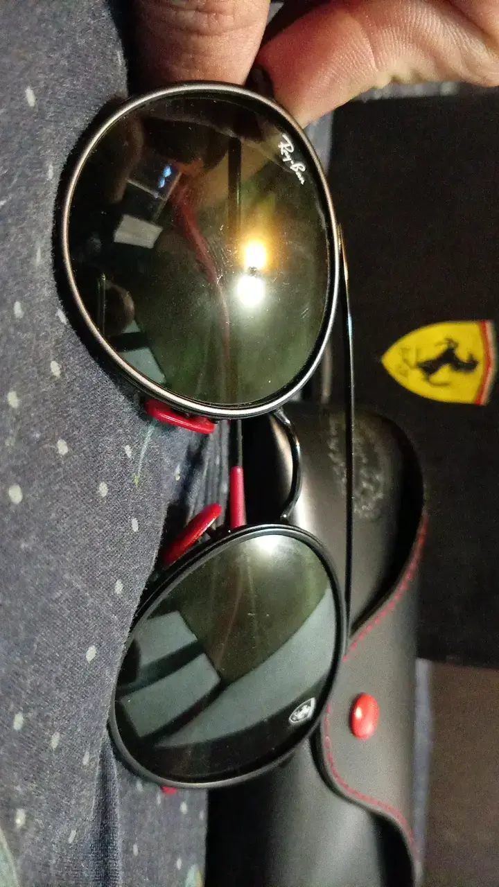 Gafas de sol Ray-Ban negras y rojas - 1