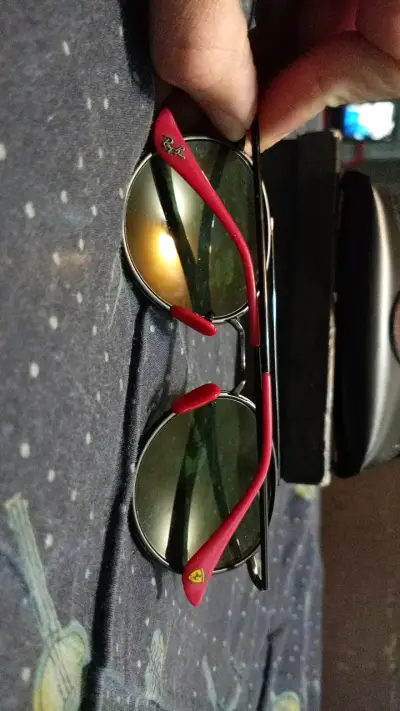 Gafas de sol Ray-Ban negras y rojas - miniatura 2
