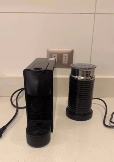 Máquina de café Nespresso con espumador - miniatura 1