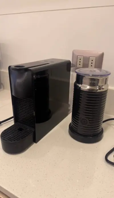 Máquina de café Nespresso con espumador - miniatura 2