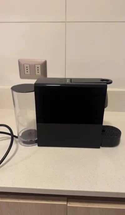 Máquina de café Nespresso con espumador - miniatura 3