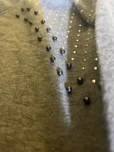 Polerón gris con detalles de tachas - miniatura 3
